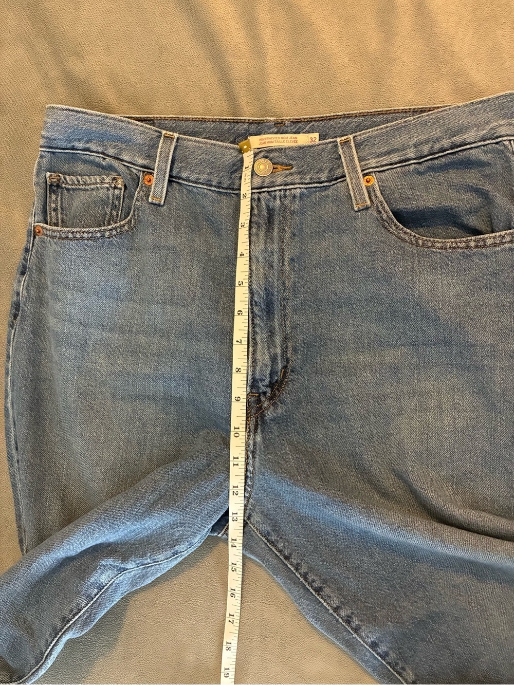 Levi's Women's High Rise Mom Blue Jeans Ripped Knee - Picture 9 of 10